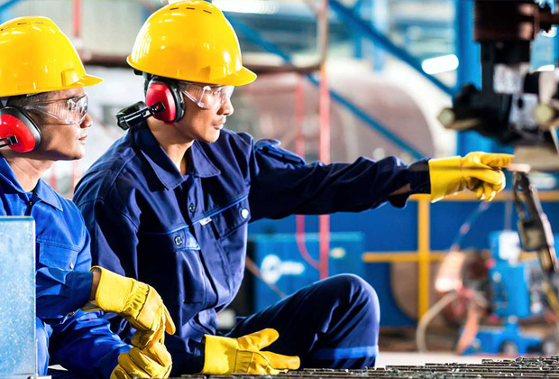Training para empresas en mantenimiento eléctico y programación de robots.